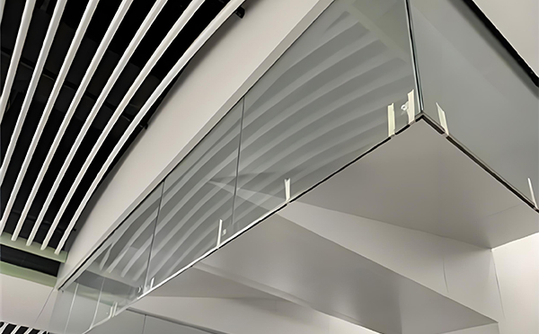 人民路街道玻璃挡烟垂壁