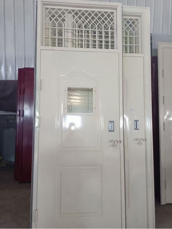 人民路街道学校教室门