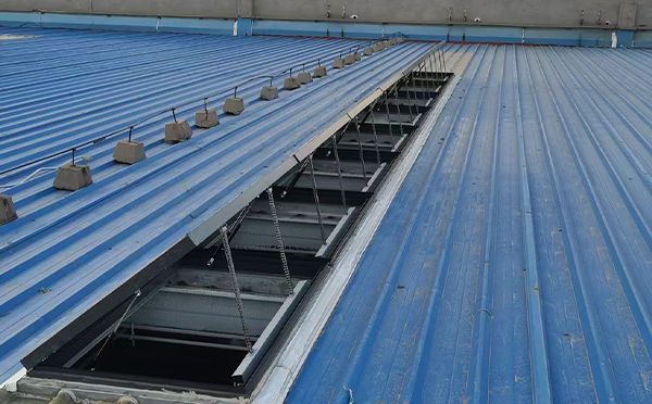 某城市大型商业综合体中庭人民路街道排烟窗工程